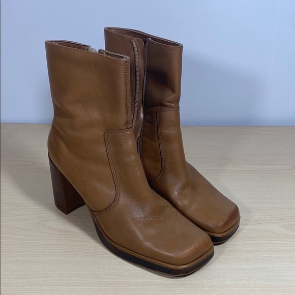 Vintage Tan Heeled Boots with Square Toe and Chunky Heel - Picture 1 of 10